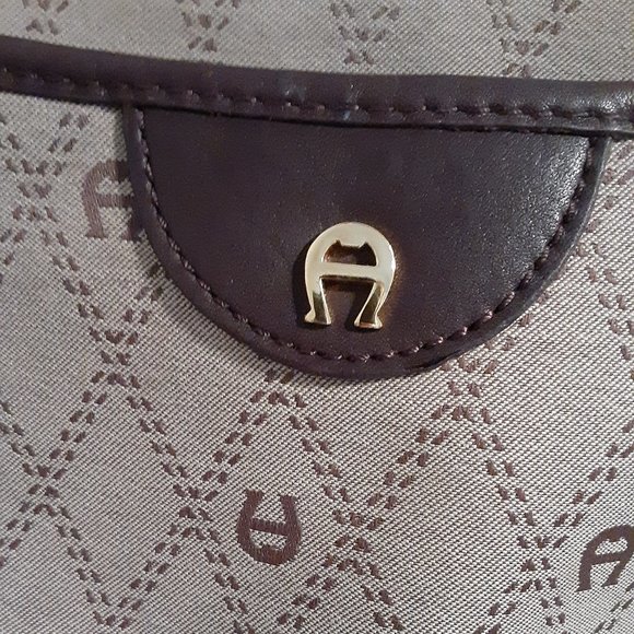 Lovely Aigner Beige Logo Shoulder Bag w Adjustable Strap - Picture 4 of 16